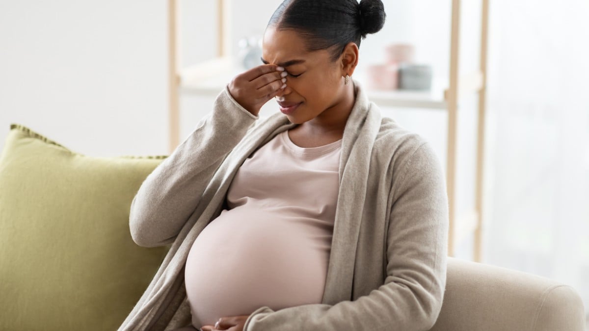 Une femme enceinte triste