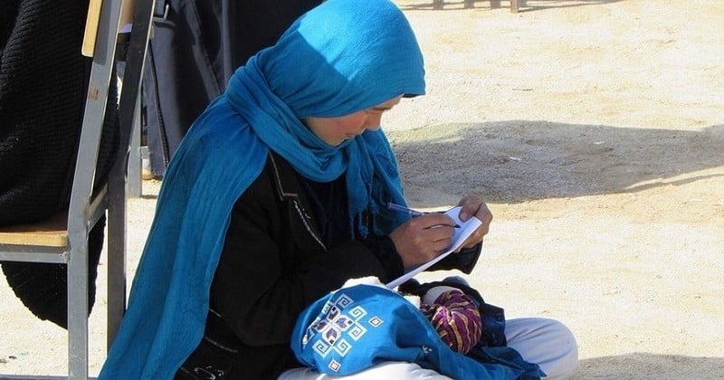 	 Cette photographie d'une Afghane, bébé dans les bras et stylo en main, symbole d'une détermination sans faille, fait le tour de la toile