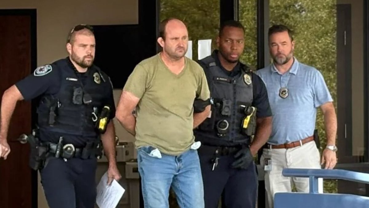 Un homme portant une couche poursuit une petite fille et lui demande de le changer en hurlant « goo goo gaa gaa »