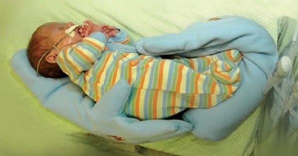 Une mère de famille invente des gants pour réconforter les bébés nés prématurément... Et cette idée de génie fait l'unanimité !