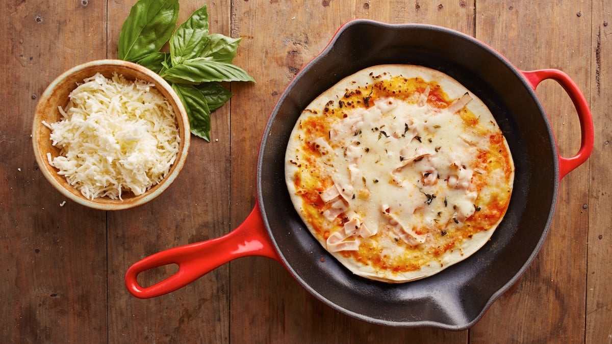 Une pizza maison prête sans four et en 10 minutes : la recette croustillante et ultra-simple à la poêle qui va sauver tous vos dîners