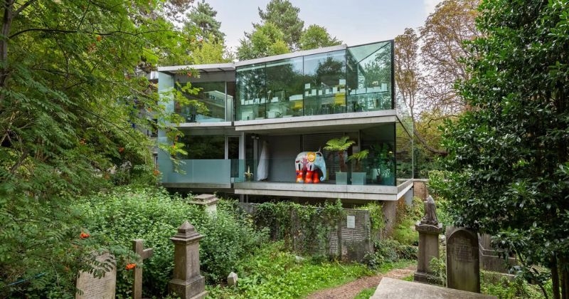 Cette maison de verre située dans un ancien cimetière à Londres est hallucinante