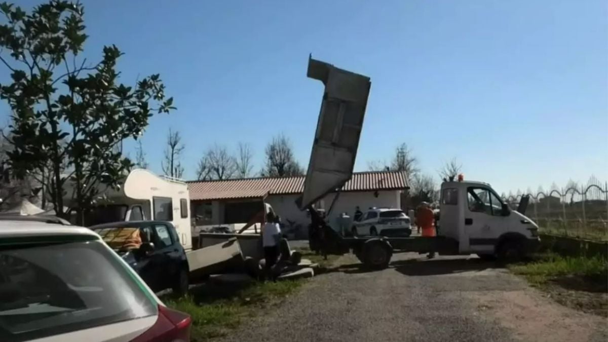 Il abandonne deux canapés dans un champ, la police les ramène devant chez lui