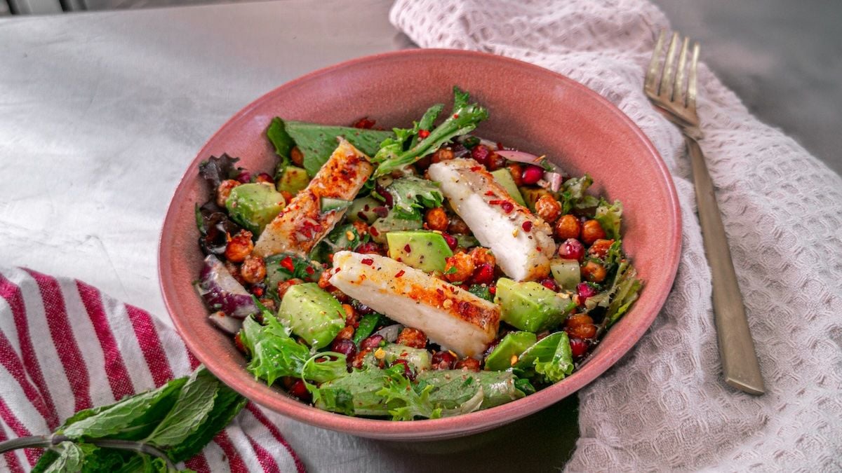 Craquez pour notre salade savoureuse aux pois chiches croustillants et halloumi grillé !