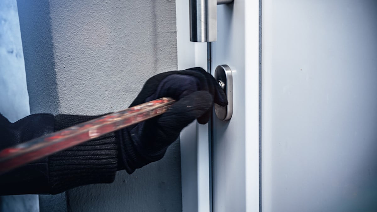 Un homme rentre dans une maison par effraction