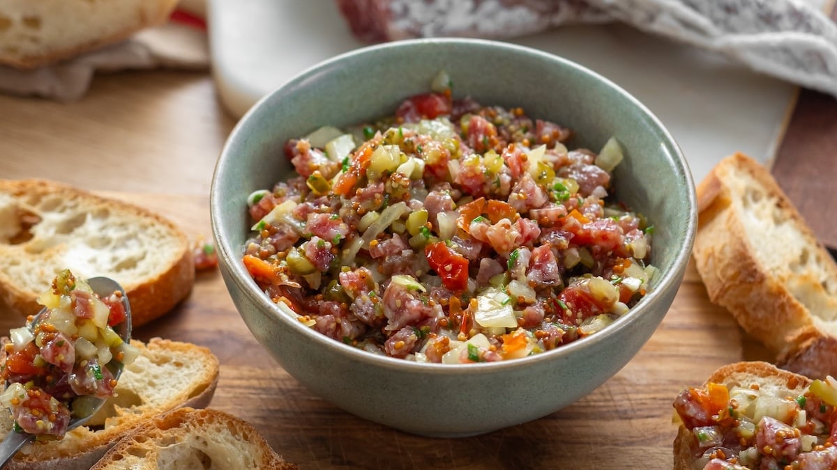 Ce tartare de saucisson sec est à tester de toute urgence pour l'apéro !