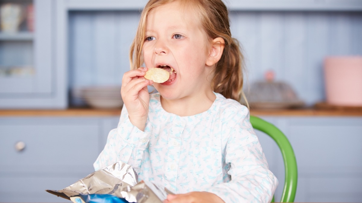 Cette maman avoue donner des chips à se fille de 2 ans au petit déjeuner et s'attire la sympathie des internautes