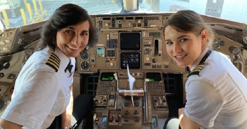 Une mère et sa fille aux commandes d'un Boeing : la photo qui casse les stéréotypes et émeut la toile 