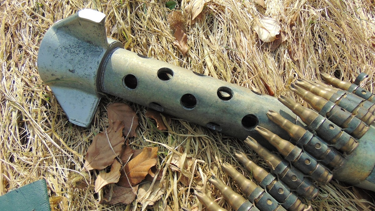 En plein travaux dans une école, ils retrouvent un arsenal d'armes de la Seconde Guerre mondiale sous le bac à sable