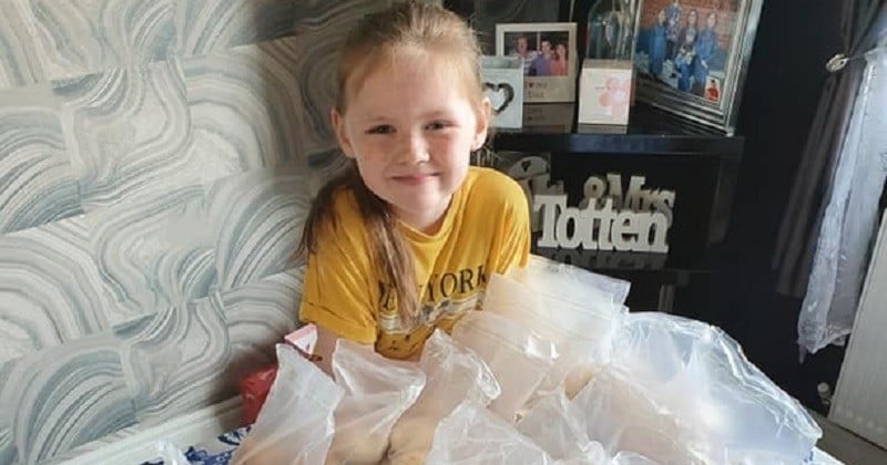 Confinement : Âgée de 8 ans, cette fille autiste a préparé des centaines de scones pour les aînés de son quartier	