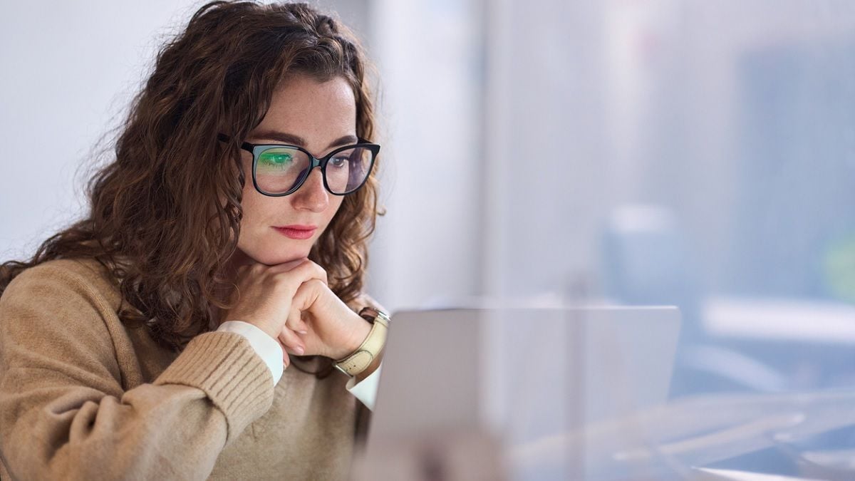 Jeune étudiante travaillant sur son ordinateur