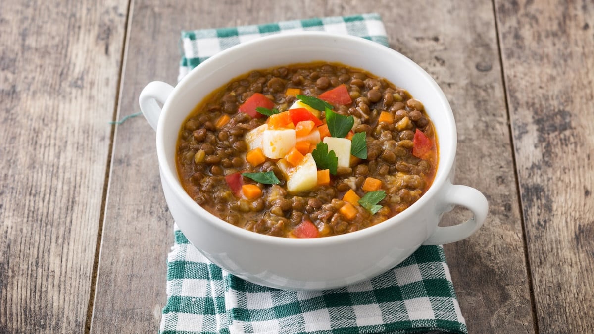Cette soupe repas aux lentilles, carottes et lardons est complète et ultra-réconfortante, le dîner parfait quand il fait froid