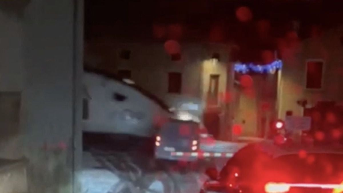 Un TGV percute une voiture de plein fouet sur un passage à niveau, la vidéo fait froid dans le dos