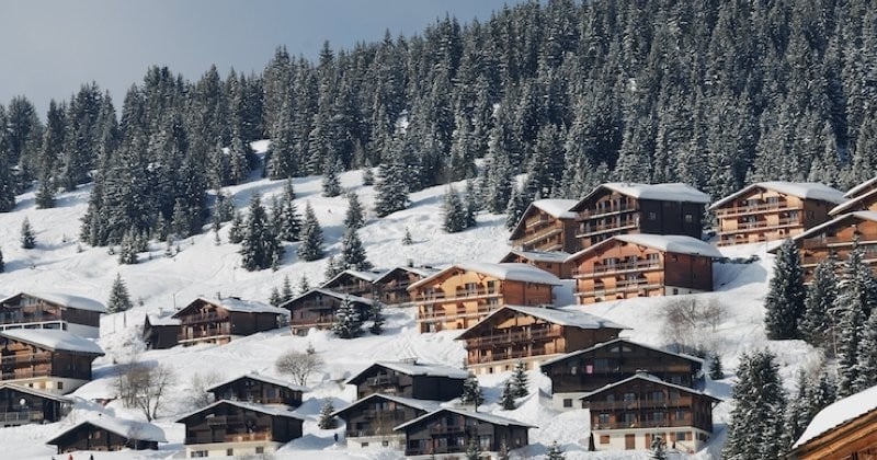 Mis en quarantaine dans une station de ski suisse, 200 vacanciers britanniques s'échappent en pleine nuit !