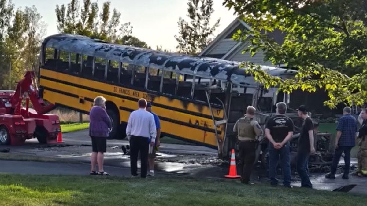Une mère de famille et un chauffeur héroïques sauvent 22 enfants d'un bus scolaire en flammes 