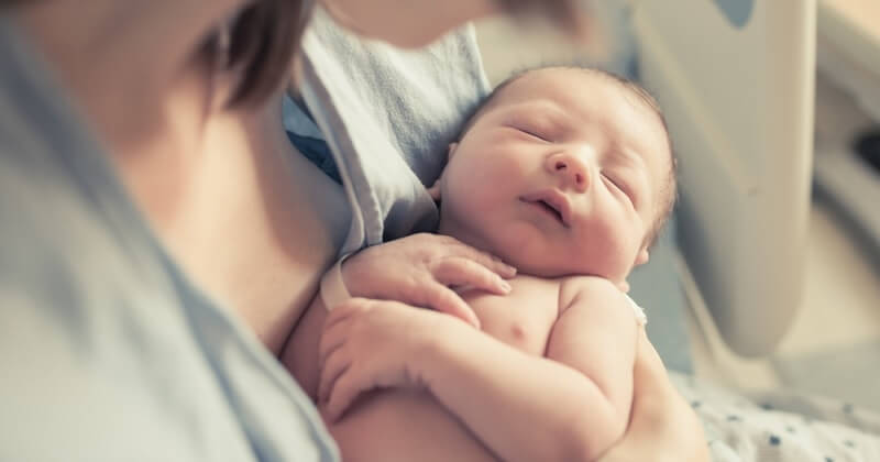 Une femme, vaccinée durant sa grossesse, donne naissance à un bébé immunisé contre la Covid-19