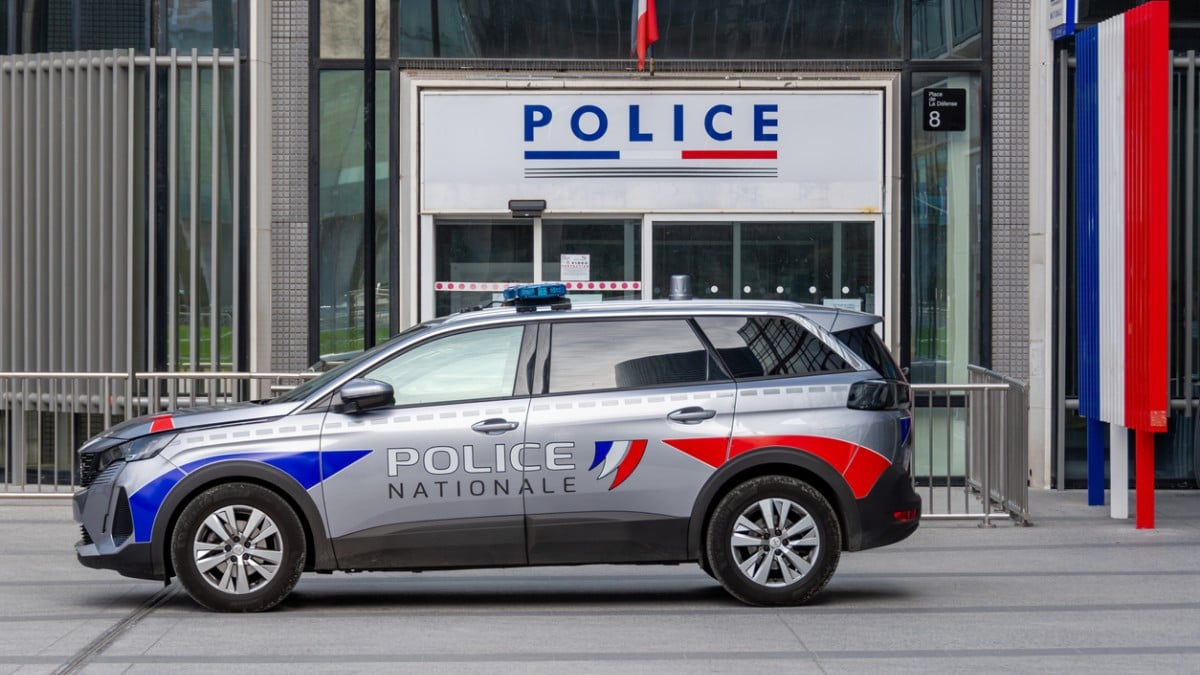 Une voiture de police devant un commissariat