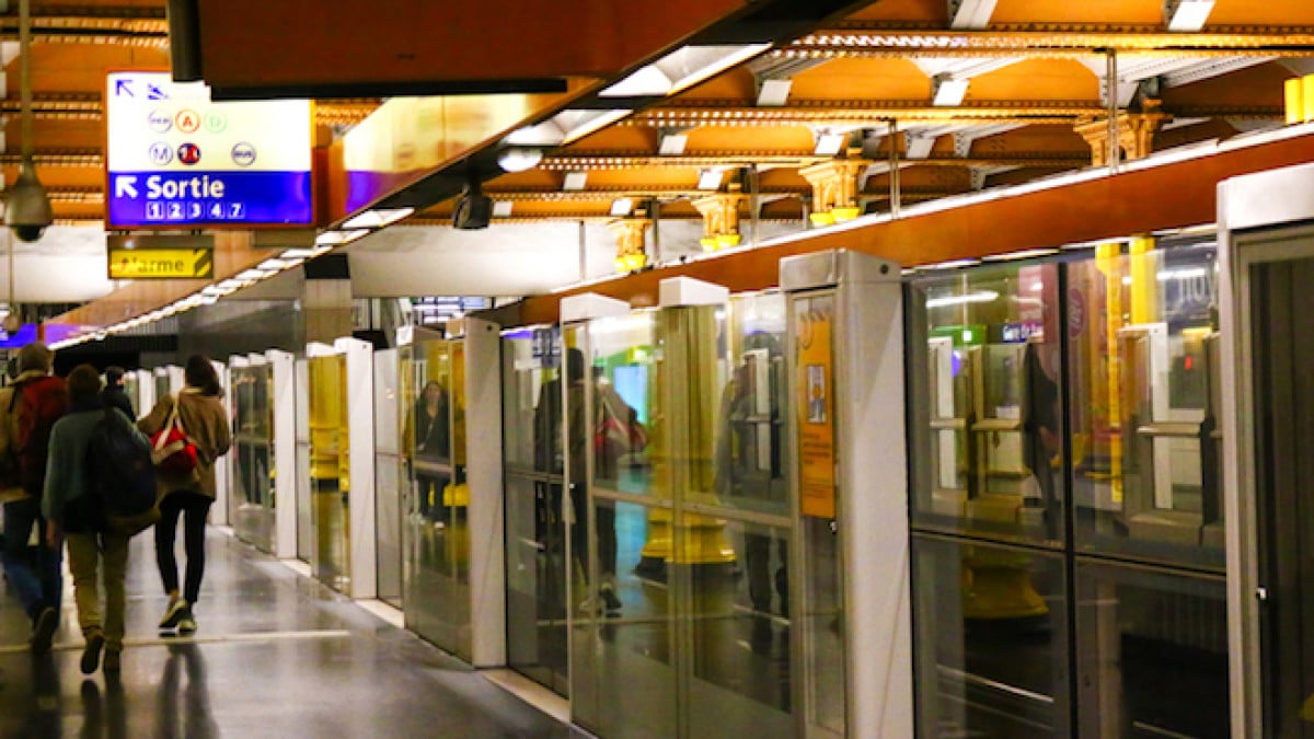 Des contrôleurs RATP font pleurer un enfant de 6 ans et l'empêchent de rejoindre sa mère parce qu'il n'a pas de ticket