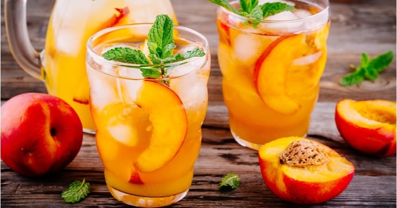 Préparez une délicieuse sangria à la pêche et à la vanille (avec ou sans alcool) pour fêter l'arrivée de l'été !