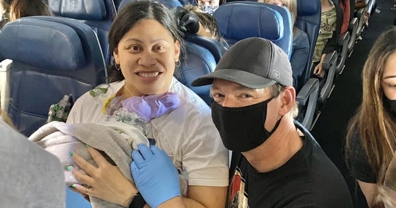 Sans savoir qu'elle était enceinte, elle donne naissance à un bébé dans un avion en plein vol