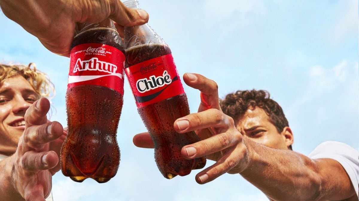 La célèbre campagne “Partagez un Coca-Cola” fait son grand retour, plus personnalisée et connectée que jamais !
