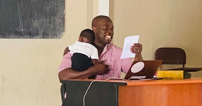 Un professeur fait cours avec le bébé d'une étudiante dans les bras car elle n'a pas trouvé de baby-sitter