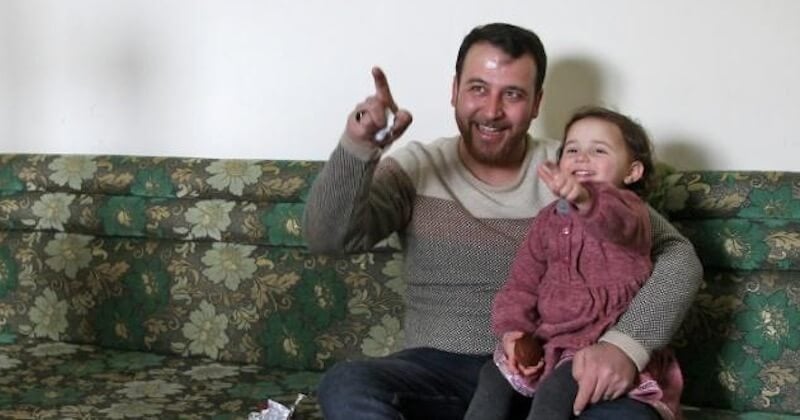 Ce papa syrien fait croire à sa fille que la guerre n'est qu'un jeu et lui apprend à rire à chaque bombardement pour la protéger