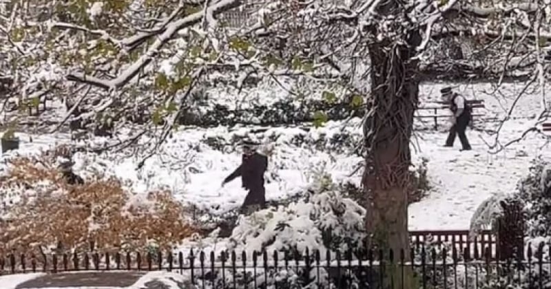 Des policiers filmés en train de faire une bataille de boules de neige, ils sont rappelés à l'ordre par leurs supérieurs