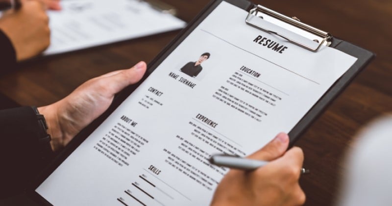 À 14 ans, on lui demande un CV pour son stage de 3e ! Sa maman en créé un avec humour, il devient viral
