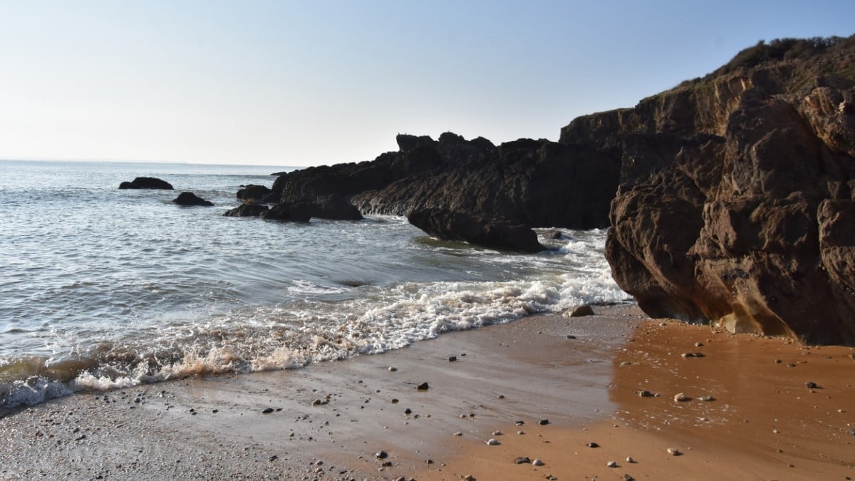 Finistère : après les grandes marées, des ossements humains retrouvés sur une plage ?