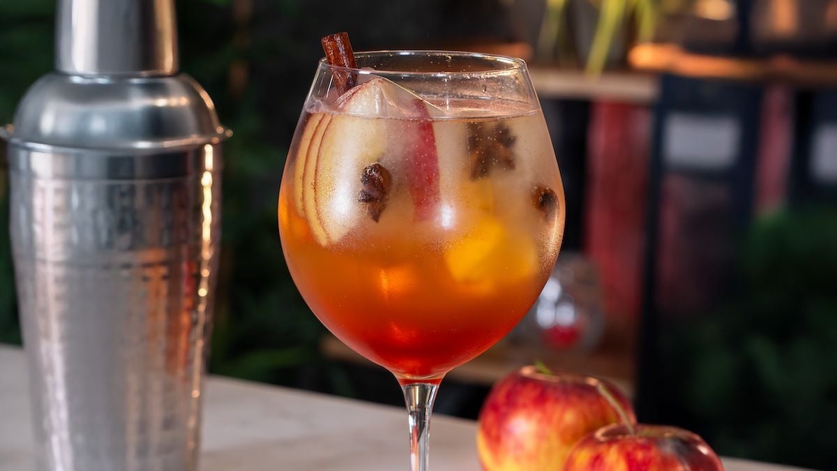 Revisitez le spritz en version automnale avec des glaçons à la pomme et à la cannelle !