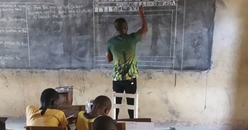 Au Ghana, un professeur a dessiné un logiciel de traitement de texte au tableau pour donner à ses élèves la même chance qu'à ceux qui disposent d'ordinateurs