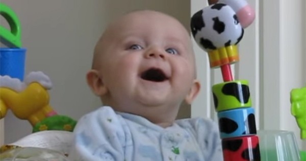 10 bébés aux réactions les plus drôles et surprenantes, filmées par leurs parents : le 6 nous fait pleurer de rire !