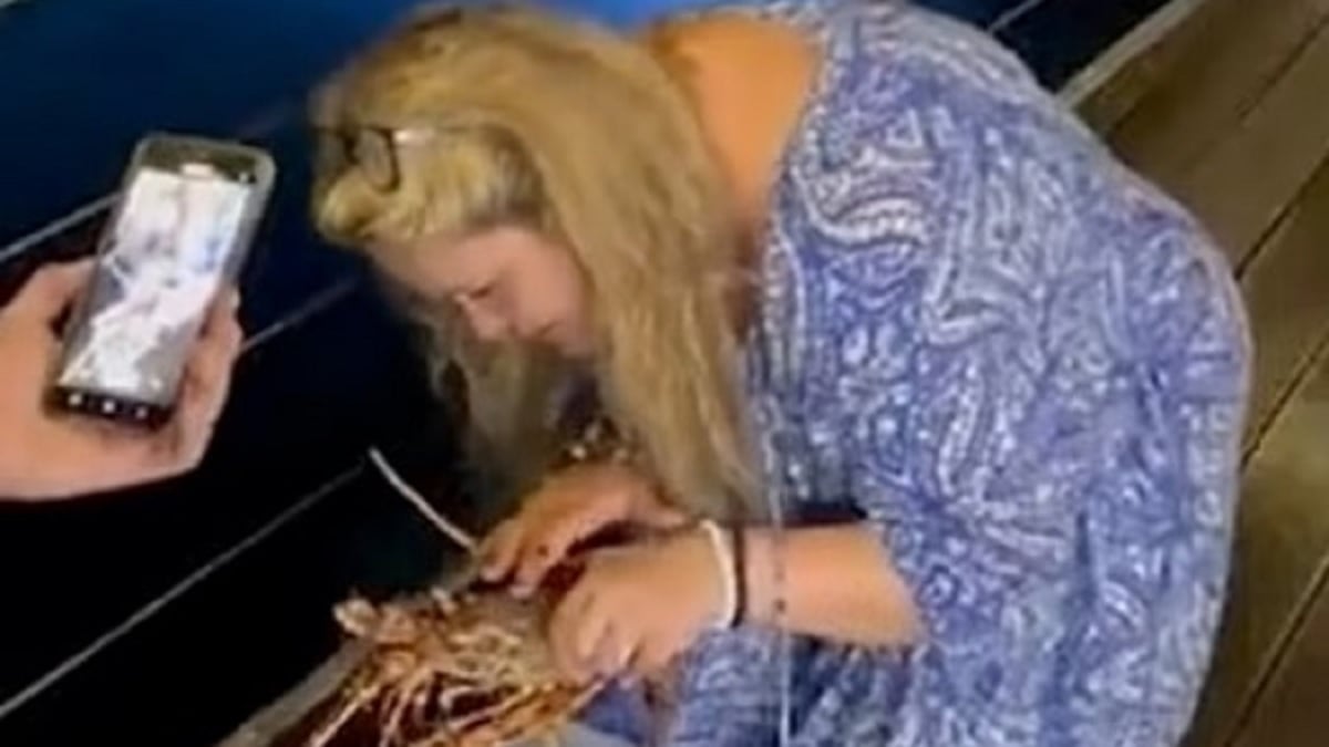 Elle commande un homard à 200 euros dans un restaurant puis le jette à l'eau devant les clients ébahis 