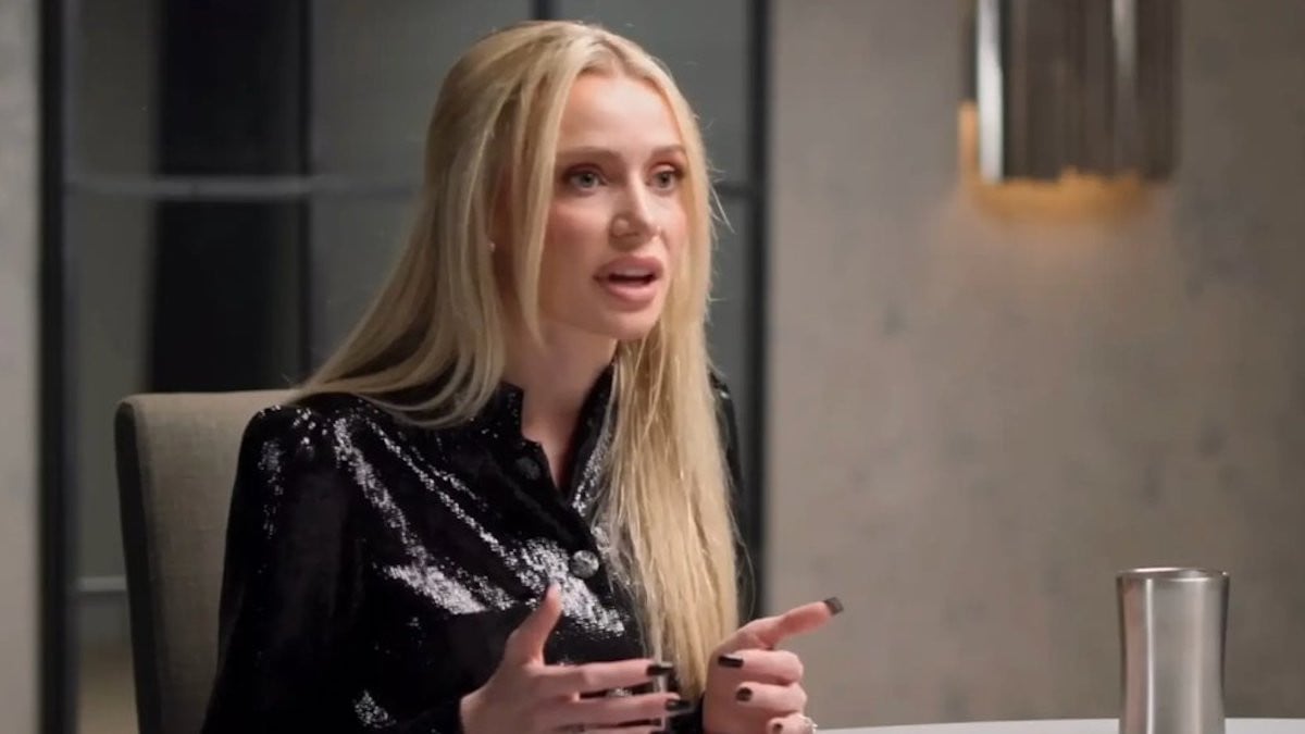 Une PDG licencie deux employés infidèles ayant une liaison au bureau