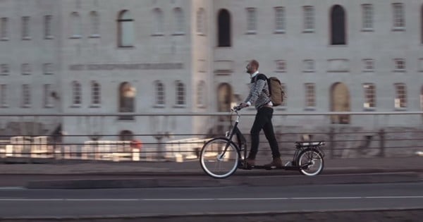 Une toute nouvelle manière de se déplacer avec ce vélo ! Il faut marcher pour rouler