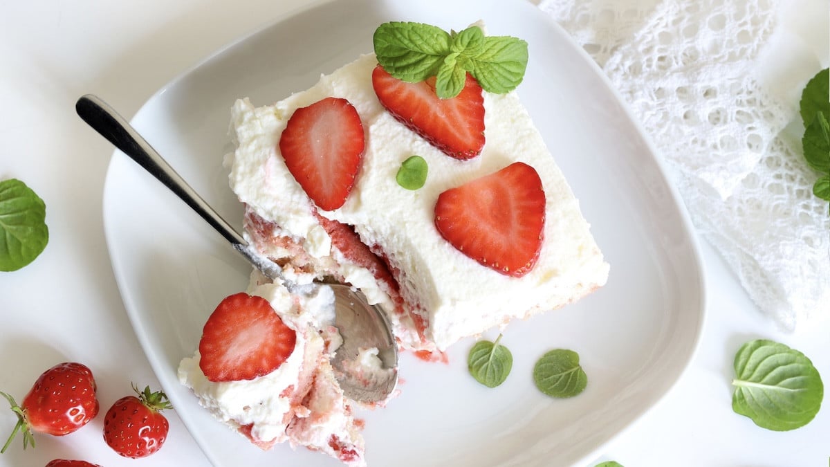Léger, fruité et ultra-gourmand : le tiramisu aux fraises qui sent bon le printemps !