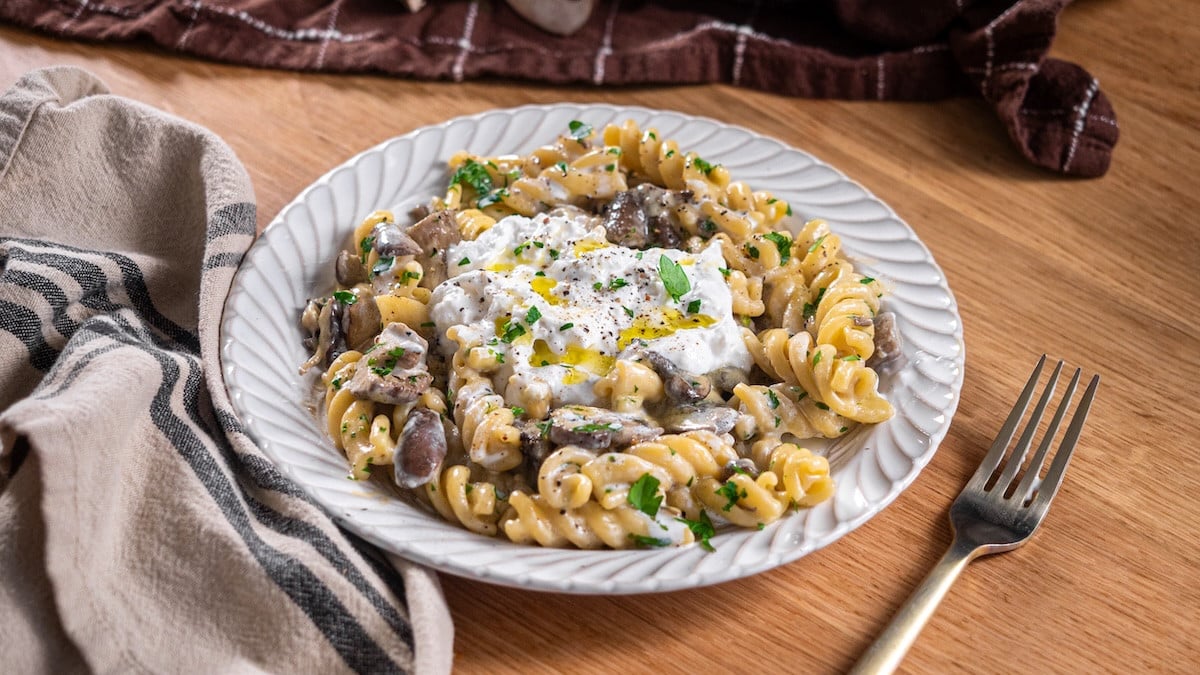 Voici la MEILLEURE recette de pâtes aux champignons et burrata prête en 20 minutes !