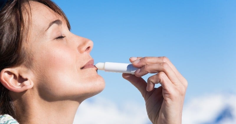 Selon une étude, le baume à lèvres serait efficace pour lutter contre la propagation de la Covid-19