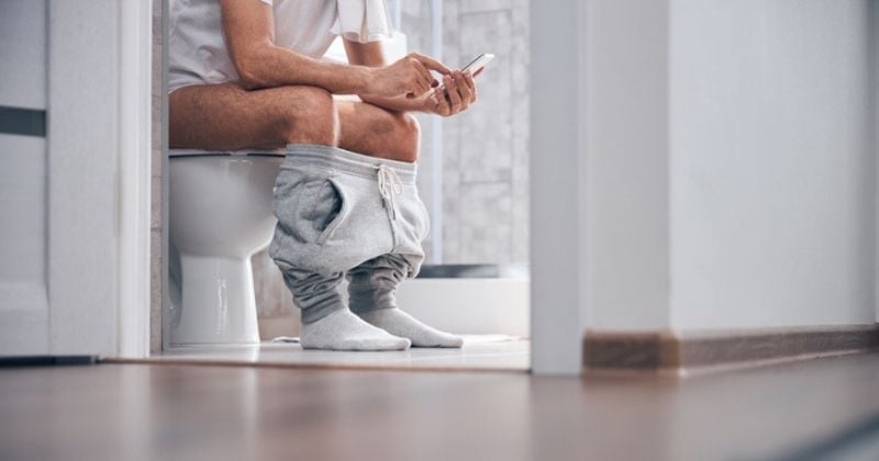 Un influenceur bat un record du monde insolite en restant assis 138 heures sur des toilettes