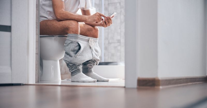 Un influenceur bat un record du monde insolite en restant assis 138 heures sur des toilettes