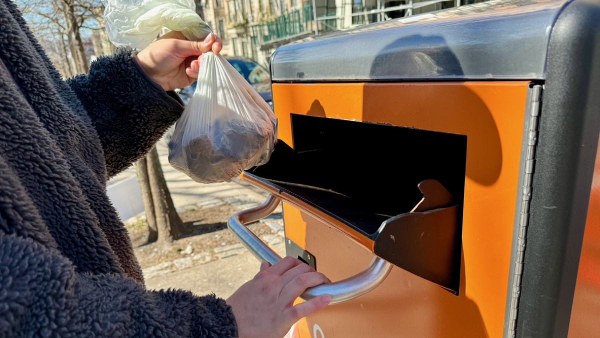 Il entend des pleurs dans un conteneur à déchets et découvre... un bébé abandonné