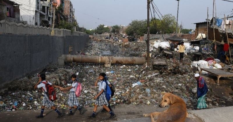 En Inde, les déchets plastiques forment une rivière qui menace la vie des habitants d'un bidonville