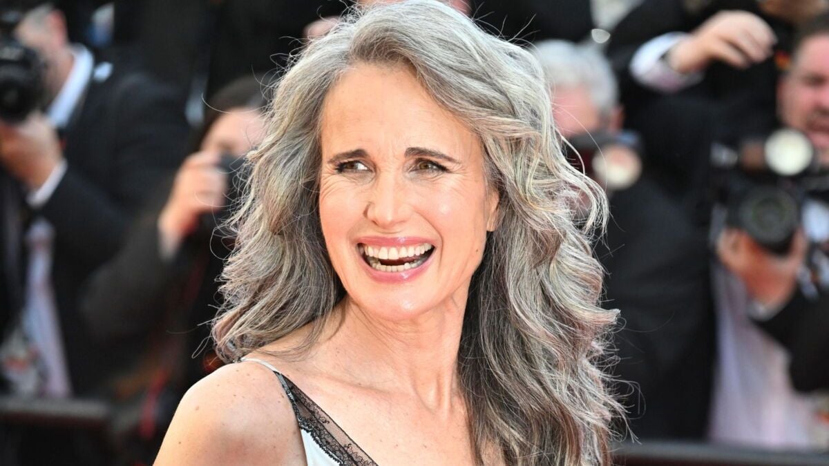 Festival de Cannes : en nuisette, Andie MacDowell illumine le tapis rouge avec ses cheveux gris assumés