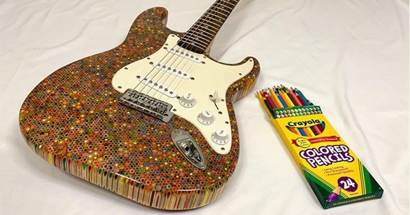 Il crée une super guitare avec 1200 crayons de couleur