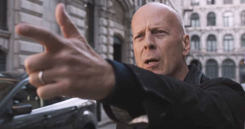 Des témoins racontent les derniers tournages chaotiques de Bruce Willis, qui vient d‘arrêter sa carrière 