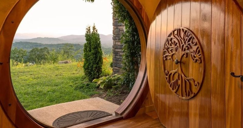 Disponible sur Airbnb, cette maison de Hobbit à flanc de montagne va faire rêver tous les fans du Seigneur des Anneaux
