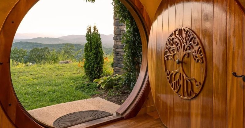 Ce couple a construit une incroyable maison souterraine digne du hobbit nichée à flanc de montagne