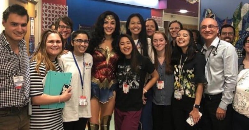 Quand Gal Gadot surprend les enfants malades d'un hôpital de Virginie en débarquant en tenue de Wonder Woman