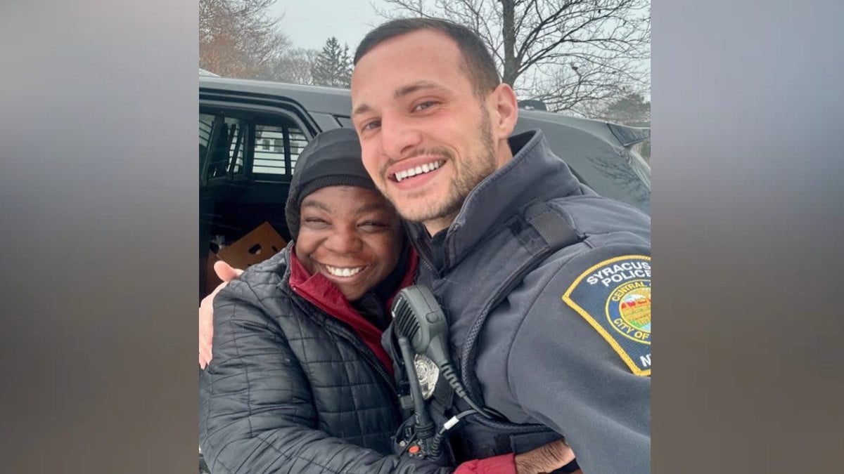 Le policier Jamie Pastorello et Rhea Holmes 